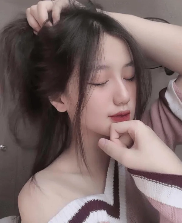 Gái sinh viên đại học thể hiện sự tự tin, thông minh và đầy năng lượng.