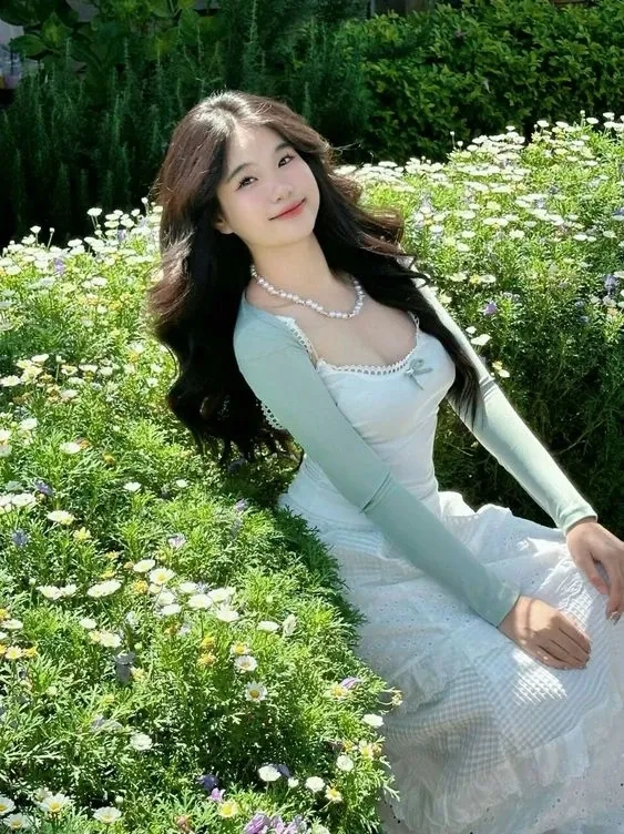 Gái xinh diện áo dài mùa lễ tết, khoe sắc xuân tươi mới và duyên dáng.
