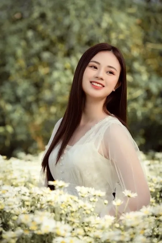 Gái xinh buồn, toát lên vẻ đẹp mong manh và cảm xúc sâu lắng.