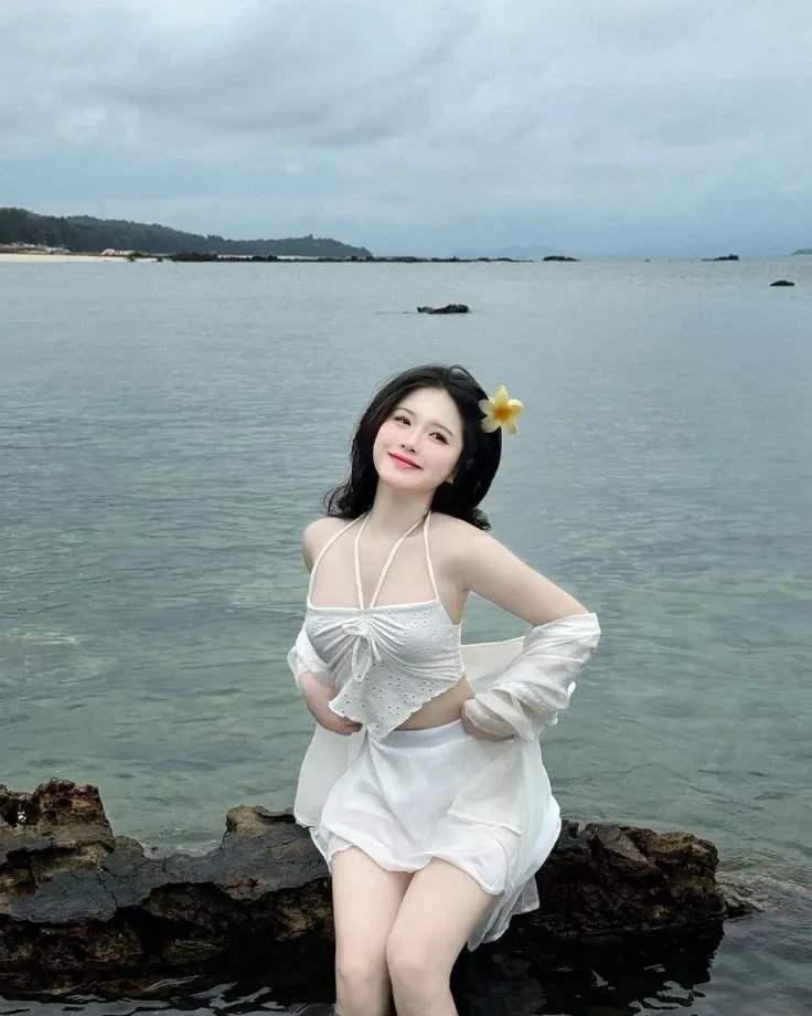 Gái xinh tóc dài đeo kính ngầu, phong cách cá tính và nổi bật.