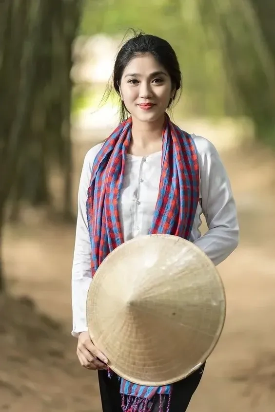 Gái xinh mặc áo dài tết, đẹp thanh thoát và đầy sắc màu.