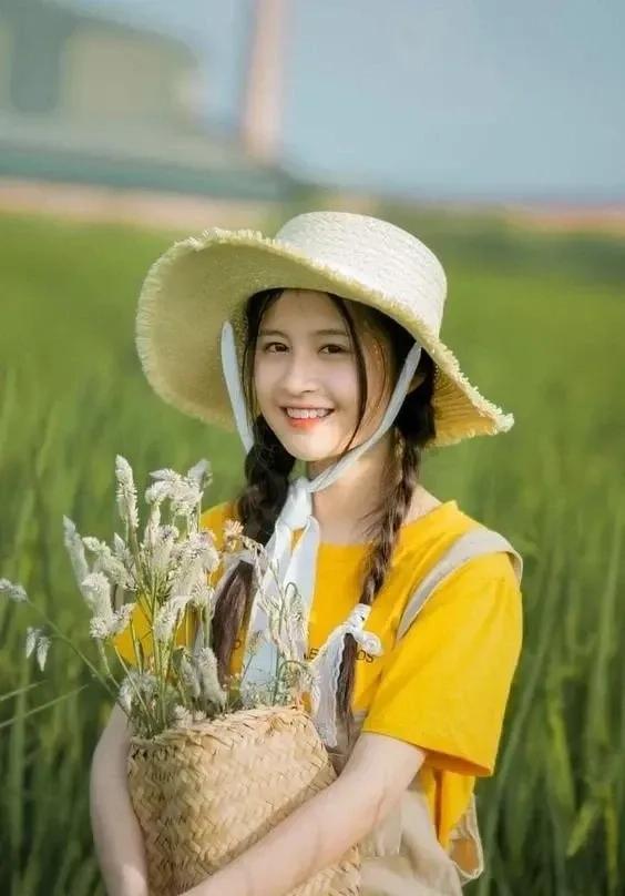 Gái xinh váy ngắn, phong cách năng động và đầy quyến rũ.
