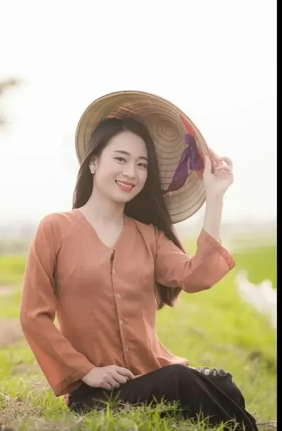 Gái xinh với vẻ đẹp quyến rũ, đầy nổi bật và thu hút.