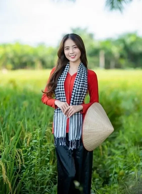 Gái xinh cute dạo phố, dễ thương và đầy năng lượng.