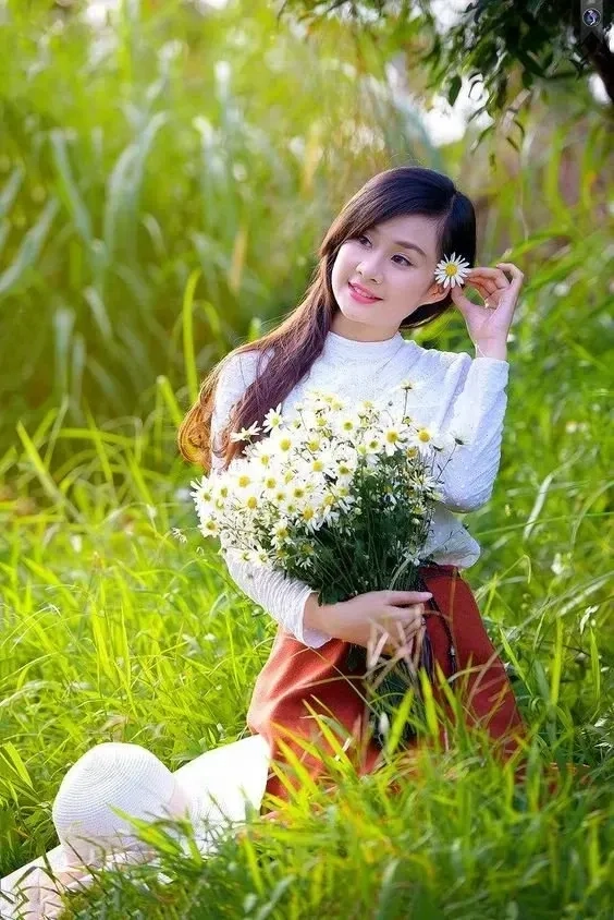 Gái xinh gợi cảm dạo phố, nổi bật giữa nhịp sống đô thị.
