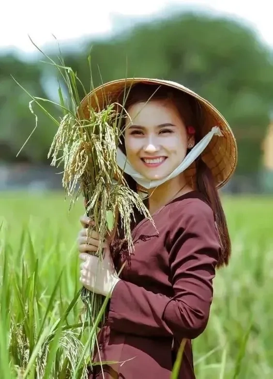 Gái xinh quyến rũ dạo phố, phong cách hiện đại và thu hút.