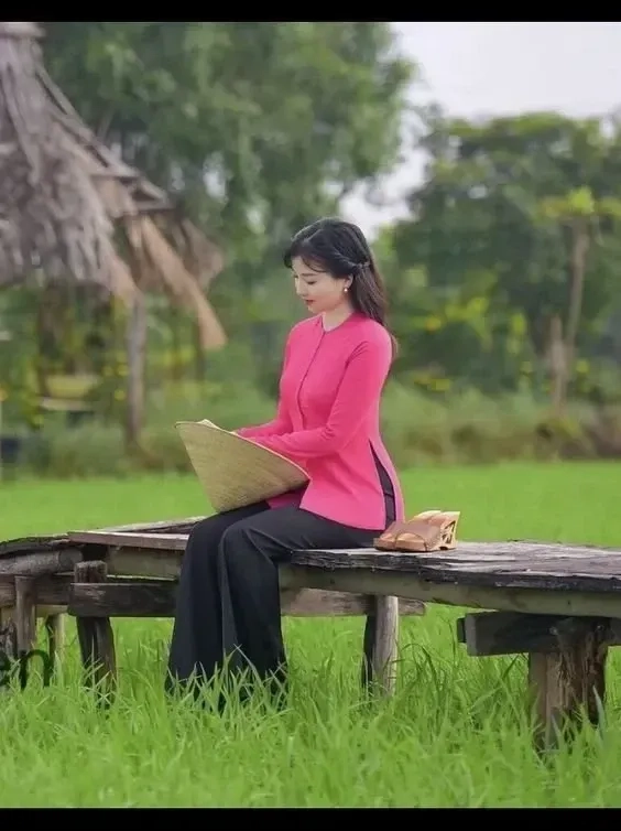 Gái xinh tóc dài che mặt, tạo vẻ bí ẩn và quyến rũ.