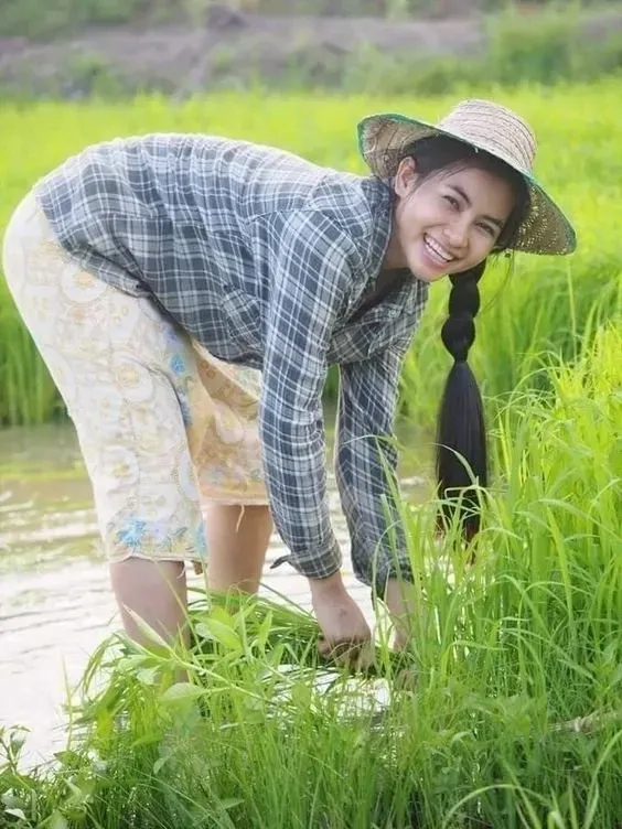 Gái xinh tóc dài đeo kính, phong cách thời trang sành điệu.