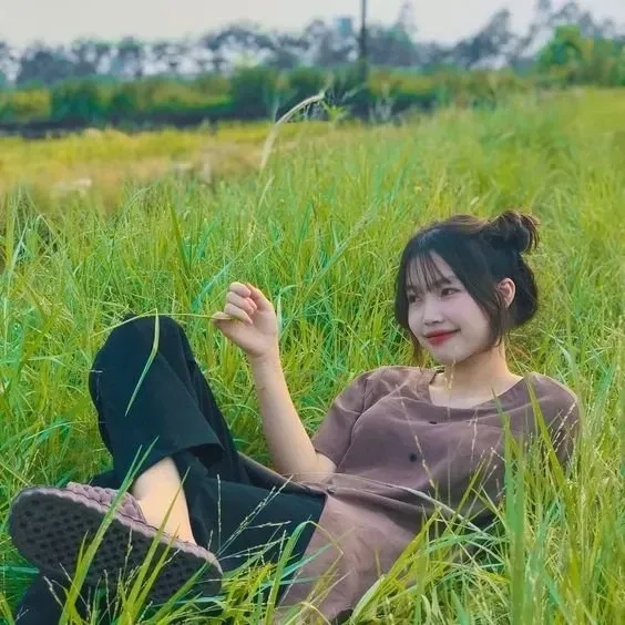 Gái quê giản dị, toát lên vẻ đẹp tự nhiên và duyên dáng.