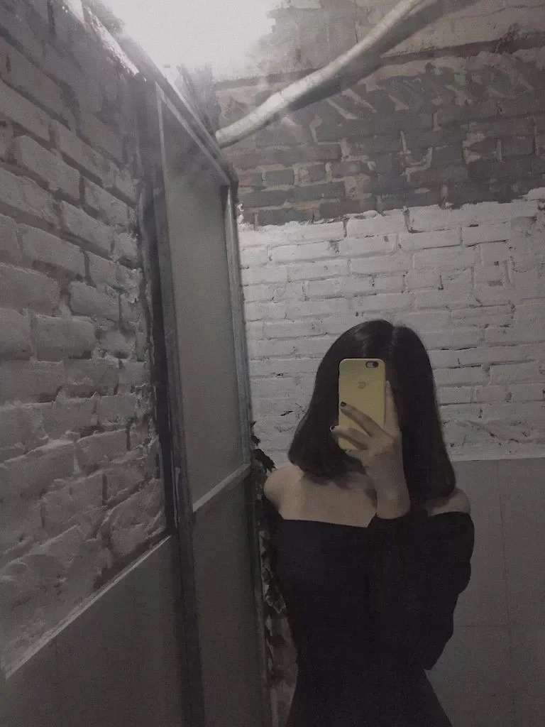 Gái xinh che mặt bằng điện thoại trước gương tạo nên vẻ đẹp tự nhiên đầy quyến rũ.