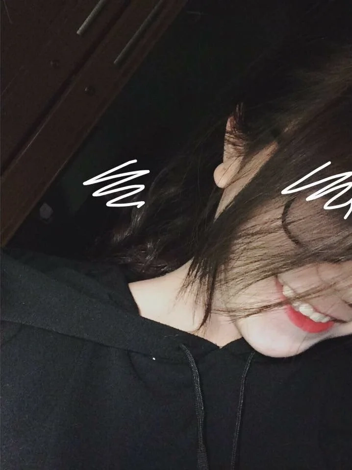 Con gái che mặt bằng điện thoại, tạo ra sự huyền bí đầy cuốn hút.
