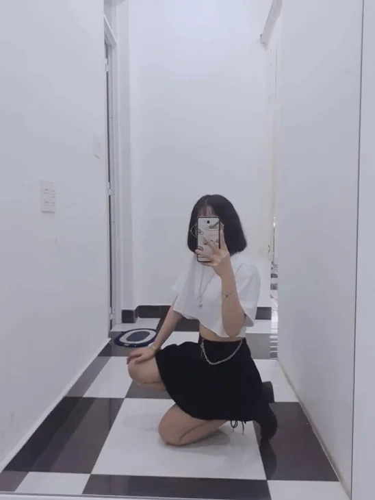 Che mặt nữ, toát lên vẻ đẹp vừa quyến rũ vừa bí ẩn.