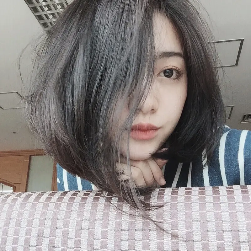 Gái xinh chụp trước gương che mặt, vẻ đẹp bí ẩn và thu hút ánh nhìn.