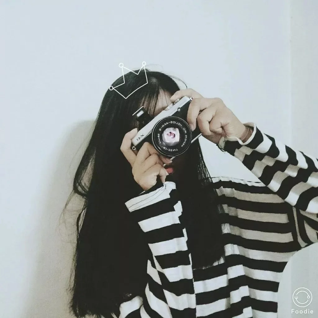 Gái đẹp tóc ngắn che mặt, nét đẹp hiện đại đầy cuốn hút.