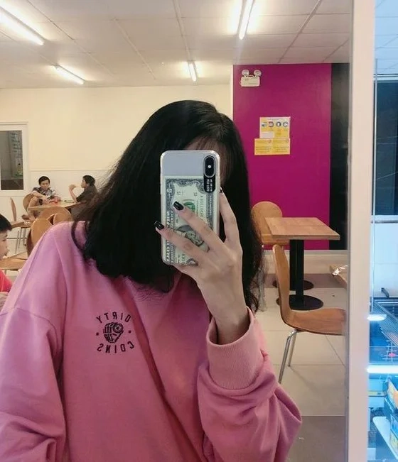 Gái xinh chụp dáng che mặt, tạo nên sự quyến rũ đầy huyền bí.