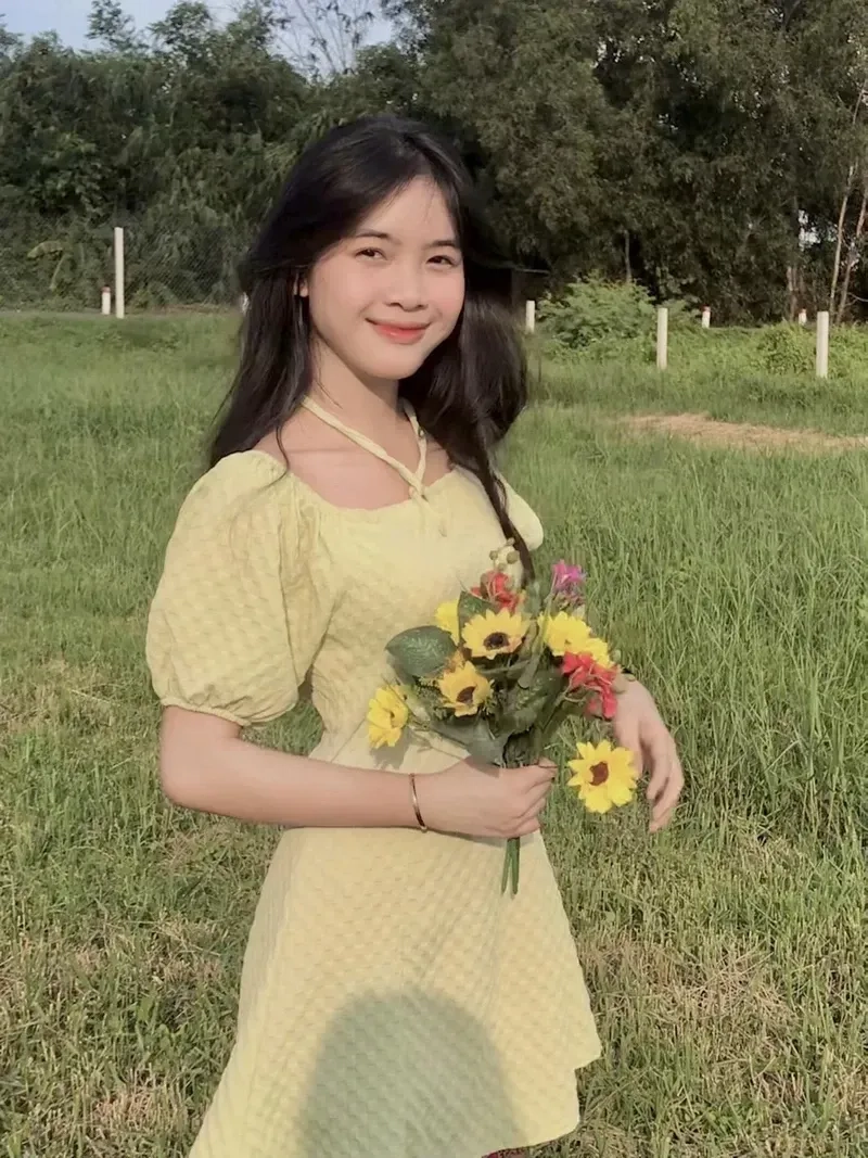 Gái xinh mặc váy trắng tạo nên vẻ đẹp dịu dàng, thanh thoát.