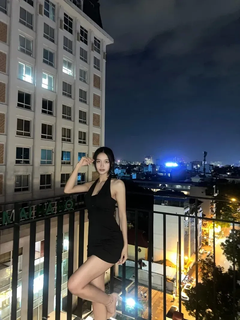 Cô gái trong váy trắng duyên dáng và xinh đẹp đến mê mẩn.