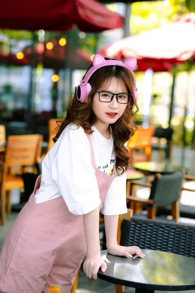 Con gái cute ảnh gái xinh tóc ngắn đeo kính đem lại vẻ đẹp năng động và thời trang.