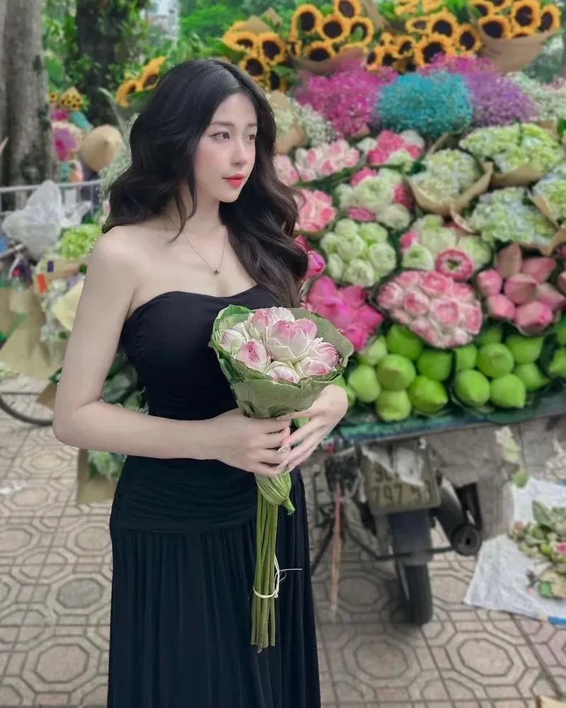 Gái xinh phố đi bộ với phong cách trẻ trung và năng động.