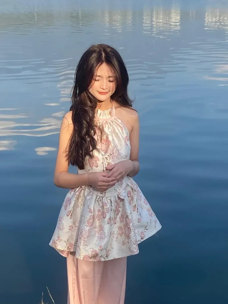 Gái xinh chụp ảnh sexy với trang phục đầy quyến rũ.