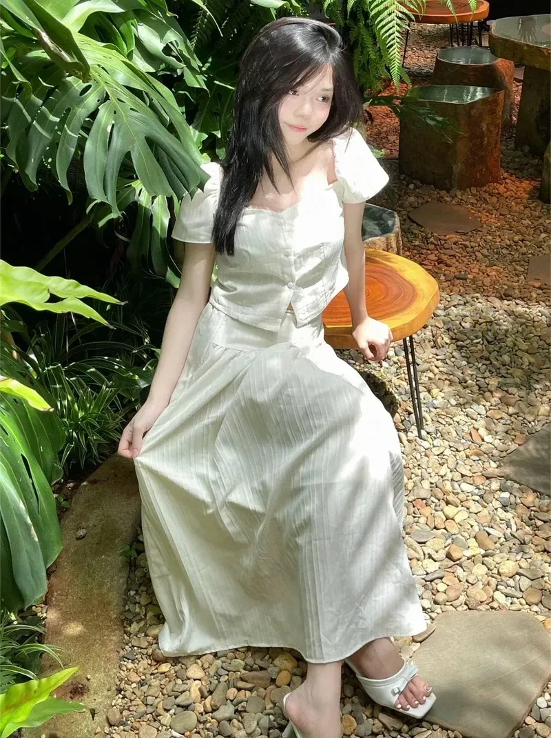 Gái đẹp chụp hình thu hút mọi ánh nhìn.