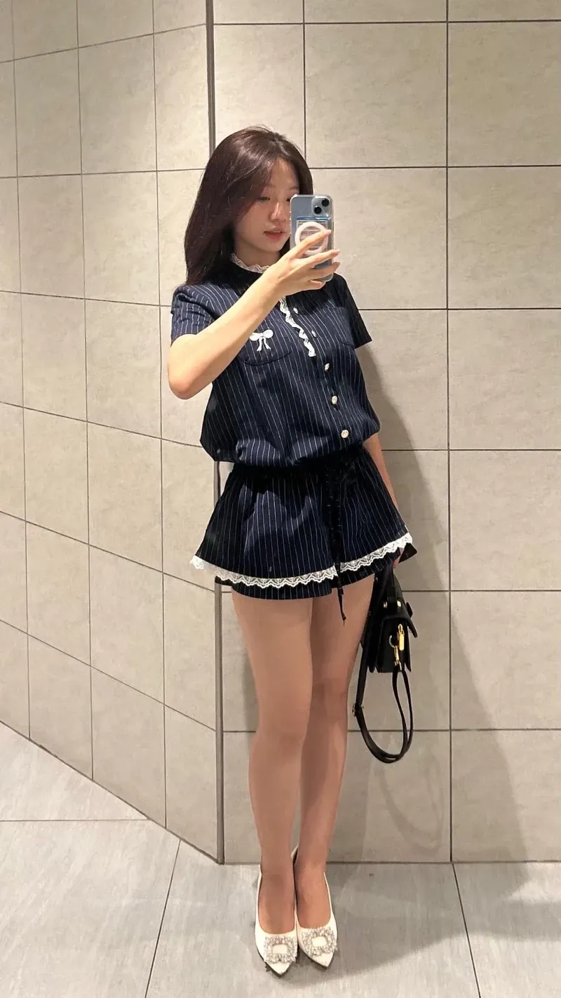 Gái đẹp chụp khoe thần thái tươi trẻ.