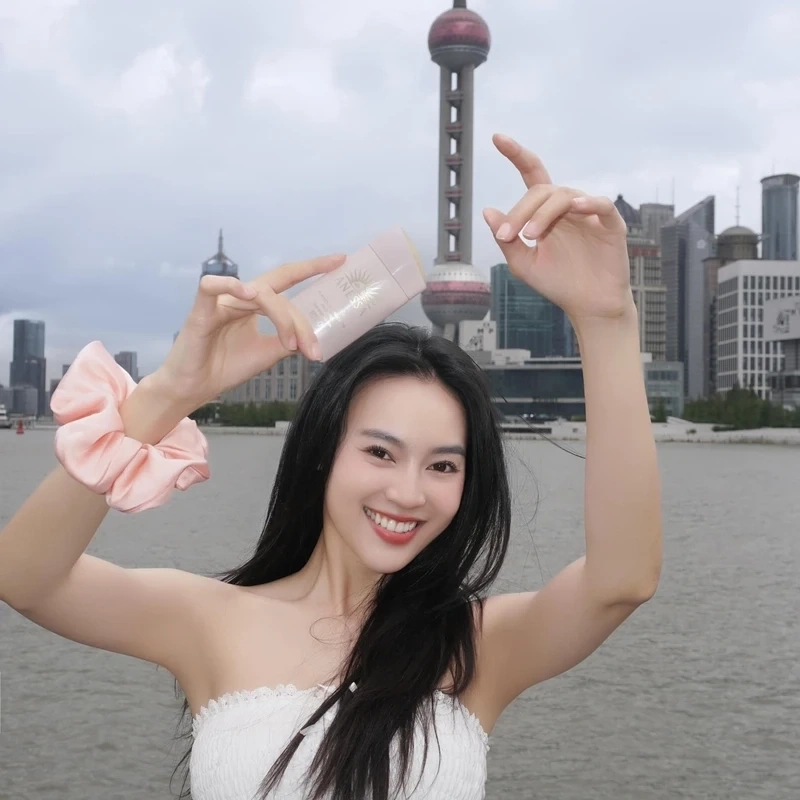 Vẻ đẹp tựa như ngọc của Ninh Dương Lan Ngọc luôn khiến người hâm mộ say đắm không thể rời mắt