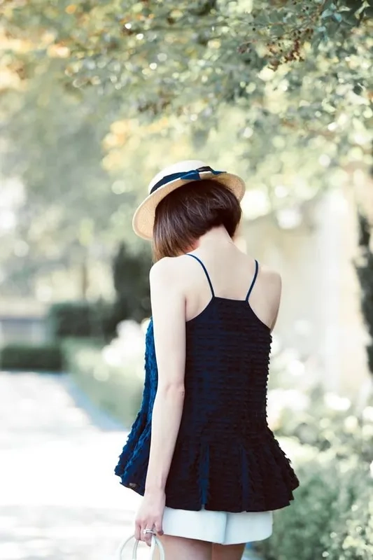 Với tóc ngang vai, ảnh chụp sau lưng nữ toát lên sự trẻ trung và phong cách