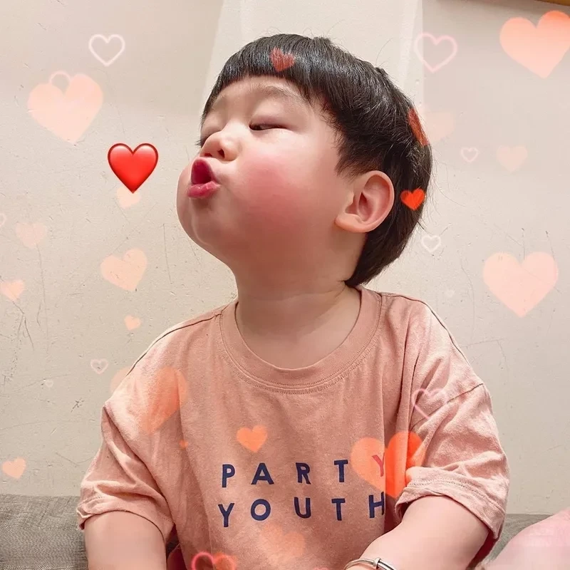 Meme đưa trái tim là cách tuyệt vời để bày tỏ tình yêu chân thành và ngọt ngào.
