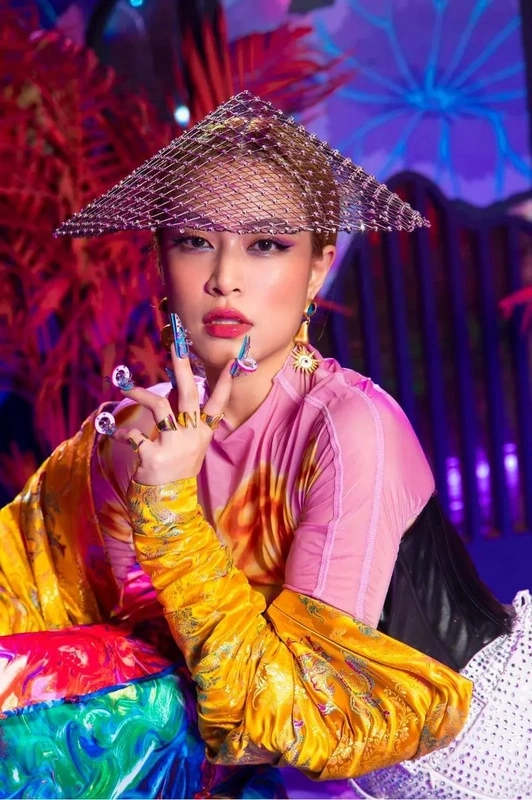 Hoàng Thùy Linh thể hiện ca khúc 