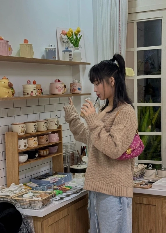 Ca sĩ Miu Lê tỏa sáng trên sân khấu với bản hit Gác Lại Âu Lo.
