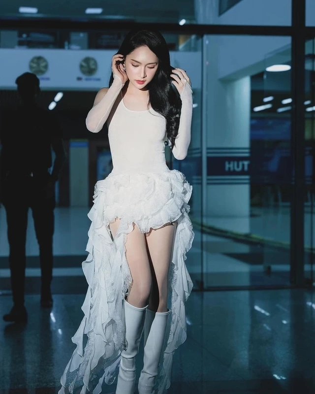 Khám phá những hình ảnh và câu chuyện của Hương Giang khi chưa chuyển giới, một thời kỳ đầy thử thách.
