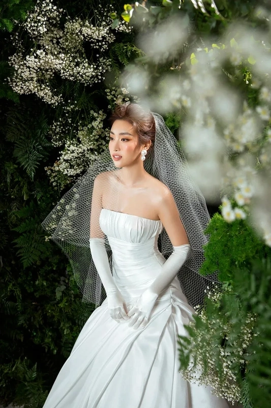 Khoảnh khắc hoa hậu Đỗ Mỹ Linh cất tiếng hát tại lễ cưới khiến khán giả trầm trồ.