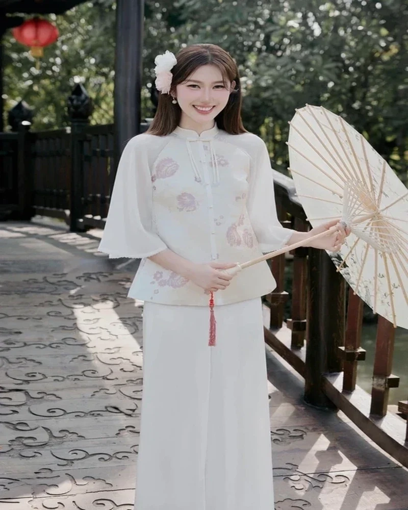 Khám phá hình xăm cổ của Thúy Ngân, một biểu tượng của sự táo bạo và phong cách.