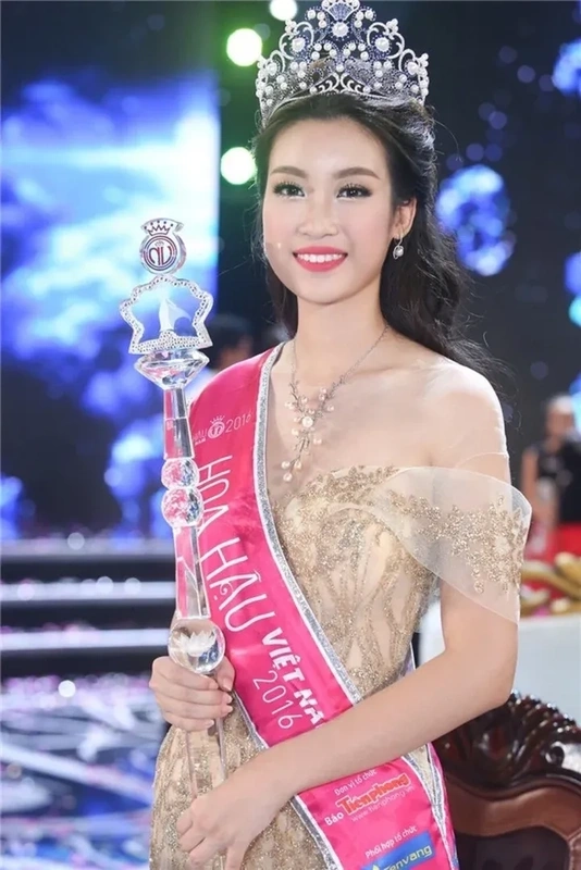 Khoảnh khắc đăng quang đầy cảm xúc của hoa hậu Đỗ Mỹ Linh năm 2016.