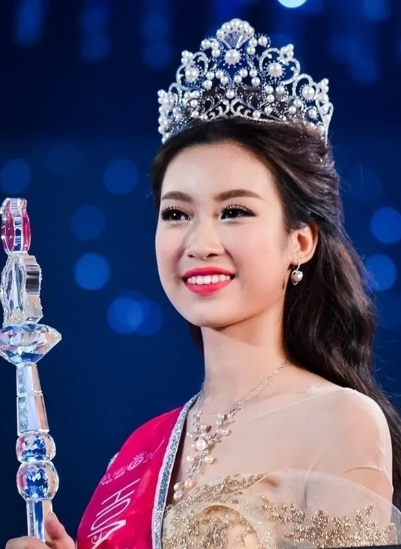 Hình ảnh hạnh phúc của Đỗ Mỹ Linh và anh chồng trong ngày trọng đại.