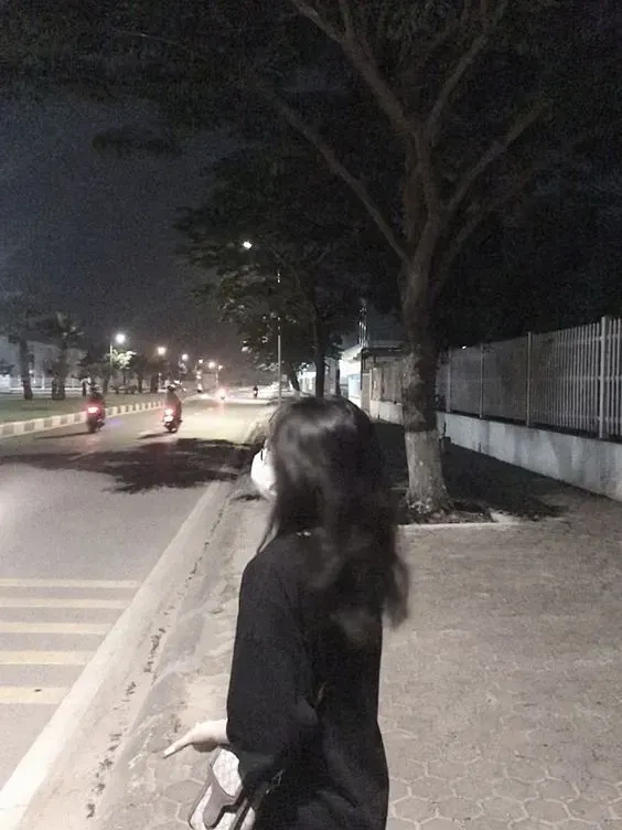 Ảnh gái xinh tóc ngắn che mặt tạo nên vẻ ngoài năng động và thú vị.
