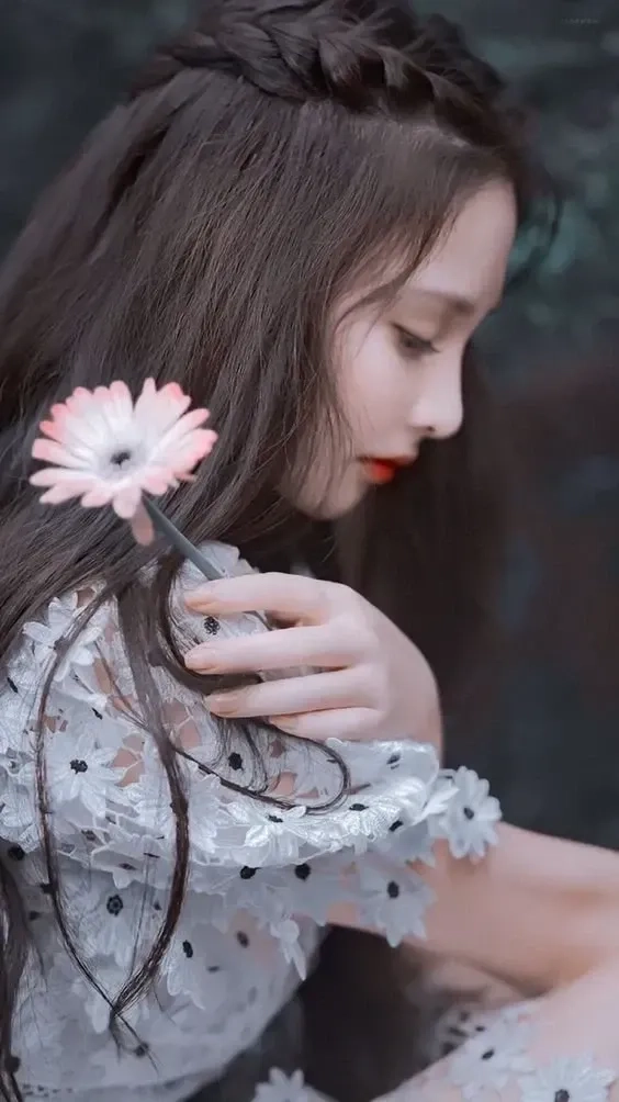 Gái cute che mặt mang lại sự dễ thương và thu hút mọi ánh nhìn.