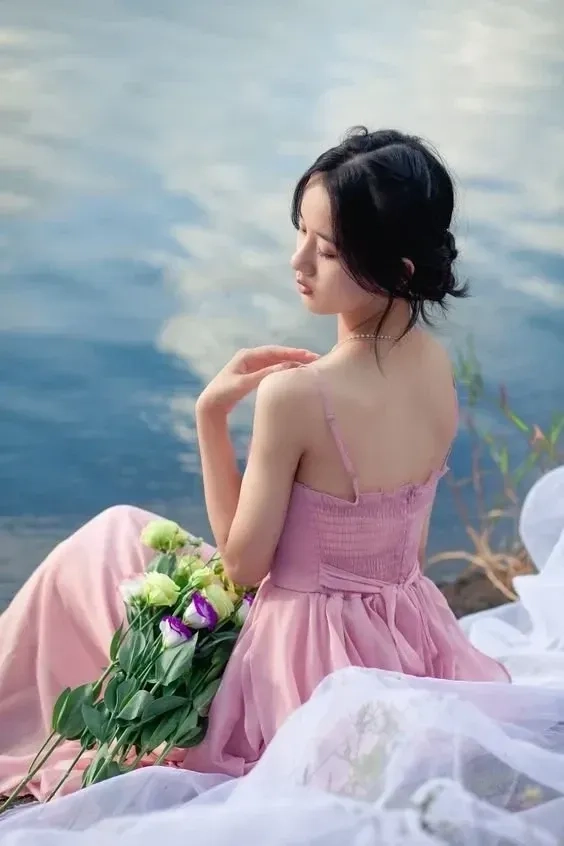 Hình nền đẹp cô gái buồn là sự kết hợp hoàn hảo giữa cảm xúc và nghệ thuật.