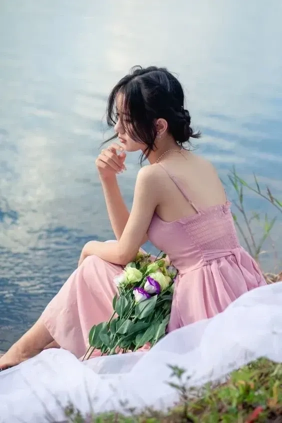 Gái xinh che mặt ảnh avatar đẹp cho con gái mang lại sự bí ẩn và thu hút.