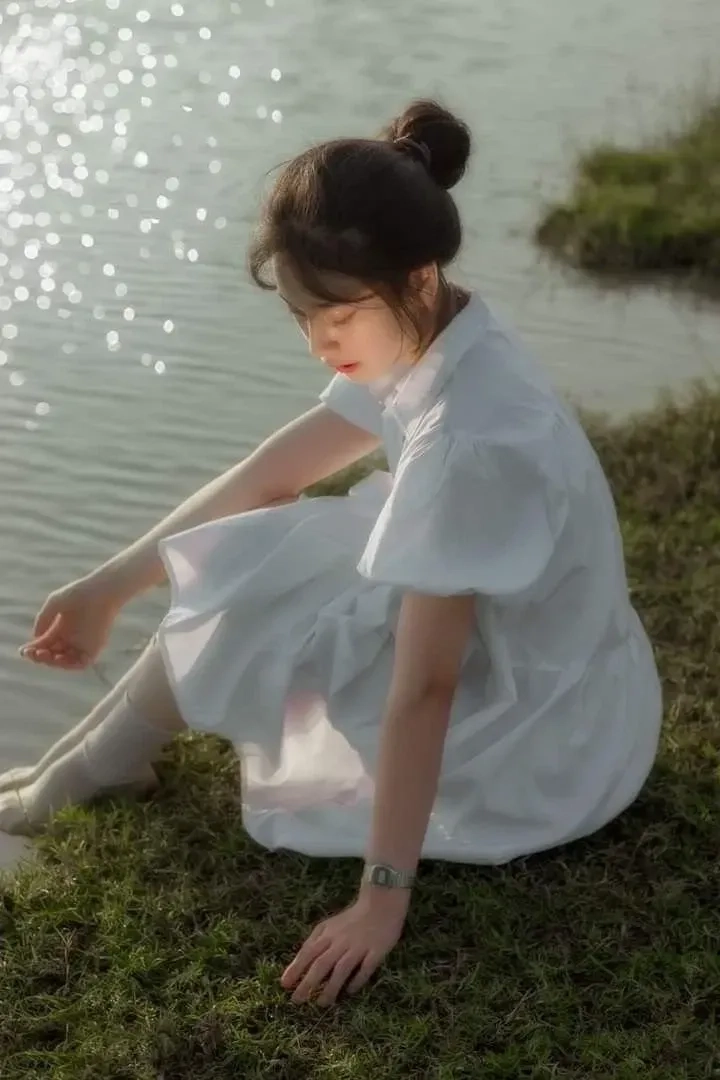 Hình gái xinh che mặt tạo sự tò mò và cuốn hút mọi ánh nhìn.