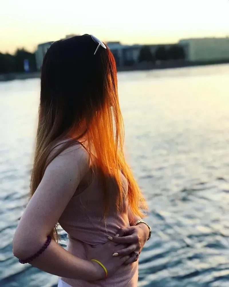 Gái đẹp đeo kính, mang đến vẻ duyên dáng khó cưỡng.