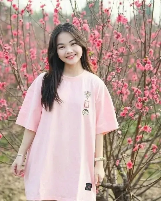 Gái buồn khóc thể hiện cảm xúc mạnh mẽ và sự yếu đuối ngọt ngào.