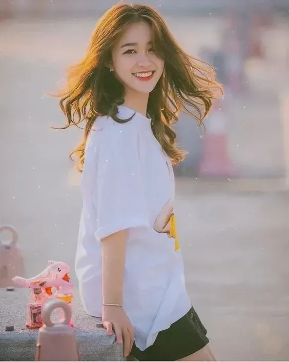 Gái xinh có răng khểnh làm say đắm với nụ cười tươi sáng.