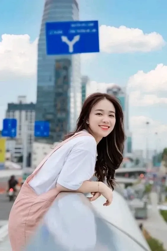 Gái xinh răng khểnh nổi bật với nụ cười đầy lôi cuốn.