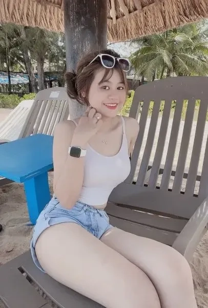 Ảnh gái xinh cười tươi thể hiện sự vui vẻ, năng động.