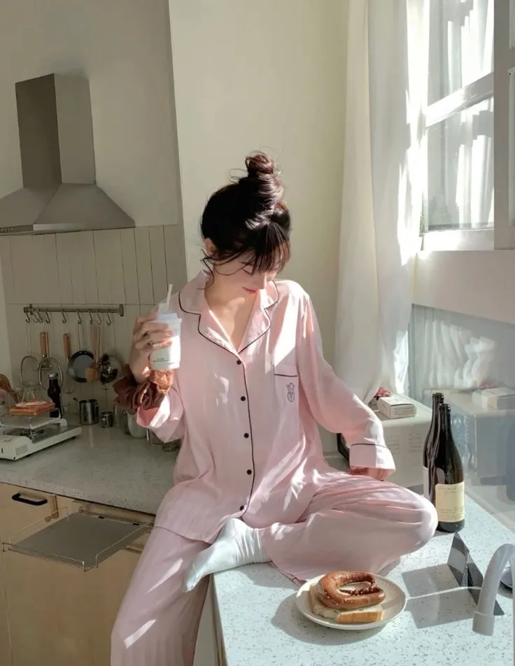 Gái xinh mặc áo lót, tôn lên vẻ đẹp tự nhiên và quyến rũ.
