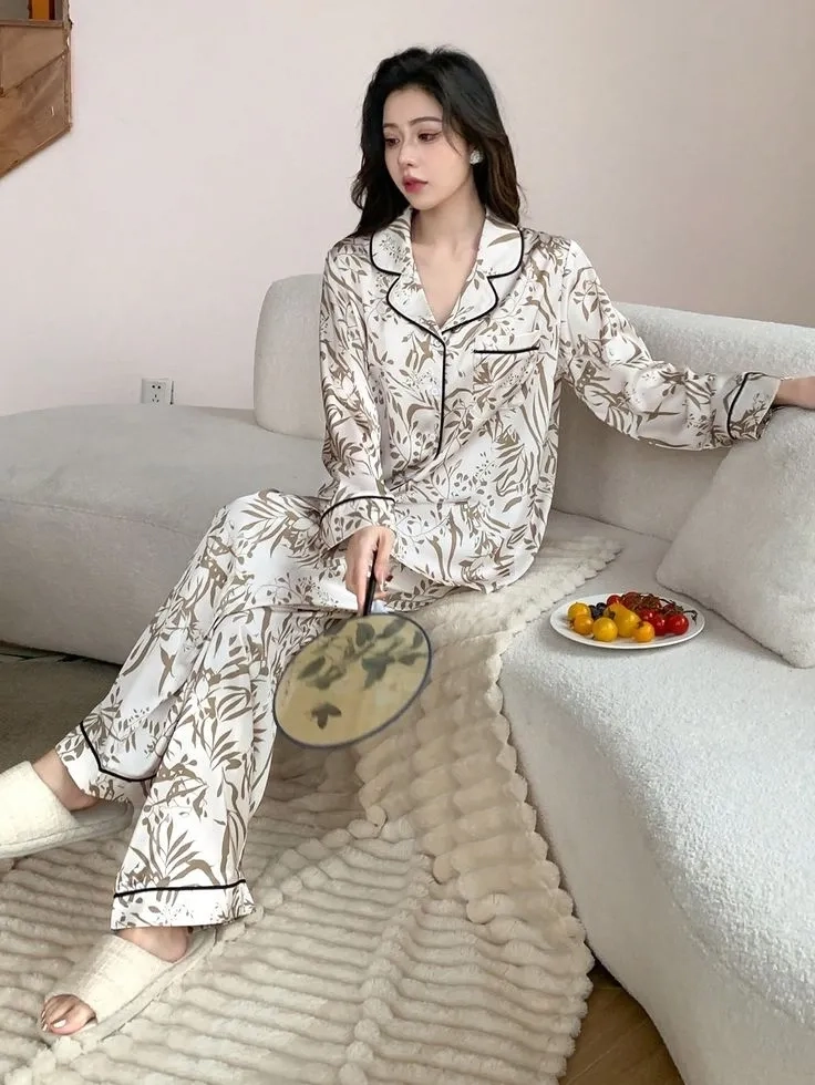 Gái xinh mặc váy trắng dạo phố, tạo nên vẻ đẹp nhẹ nhàng và cuốn hút.