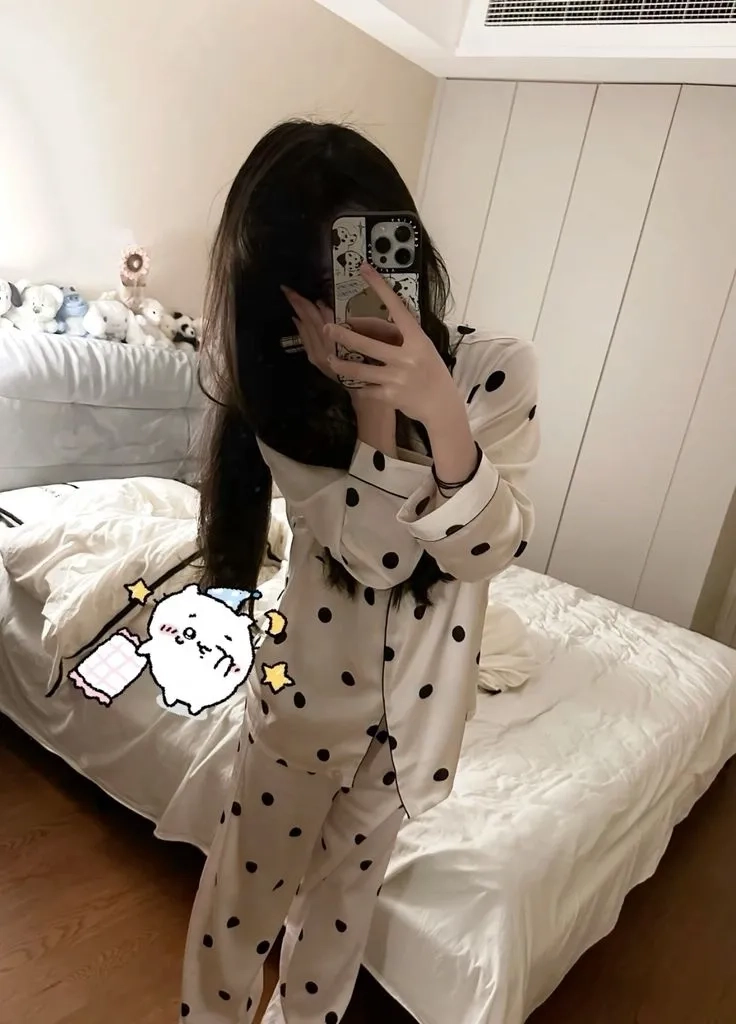 Gái xinh mặc váy trắng lễ hội, nổi bật giữa đám đông với phong cách dịu dàng.