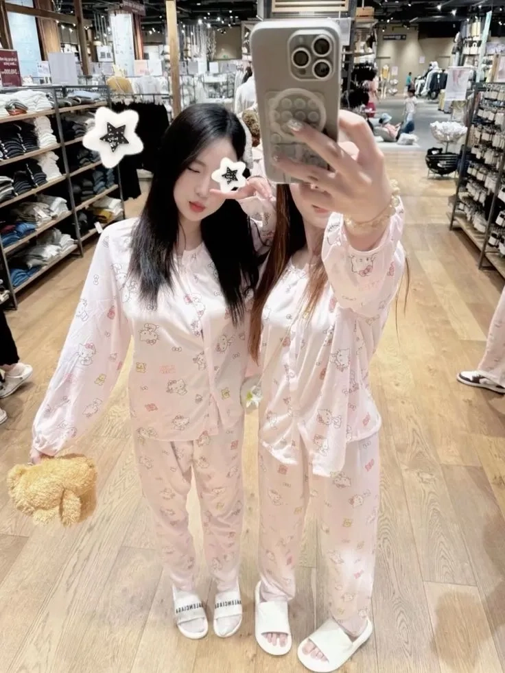 Gái xinh mặc váy trắng, tạo nên sự thanh thoát và dễ thương.